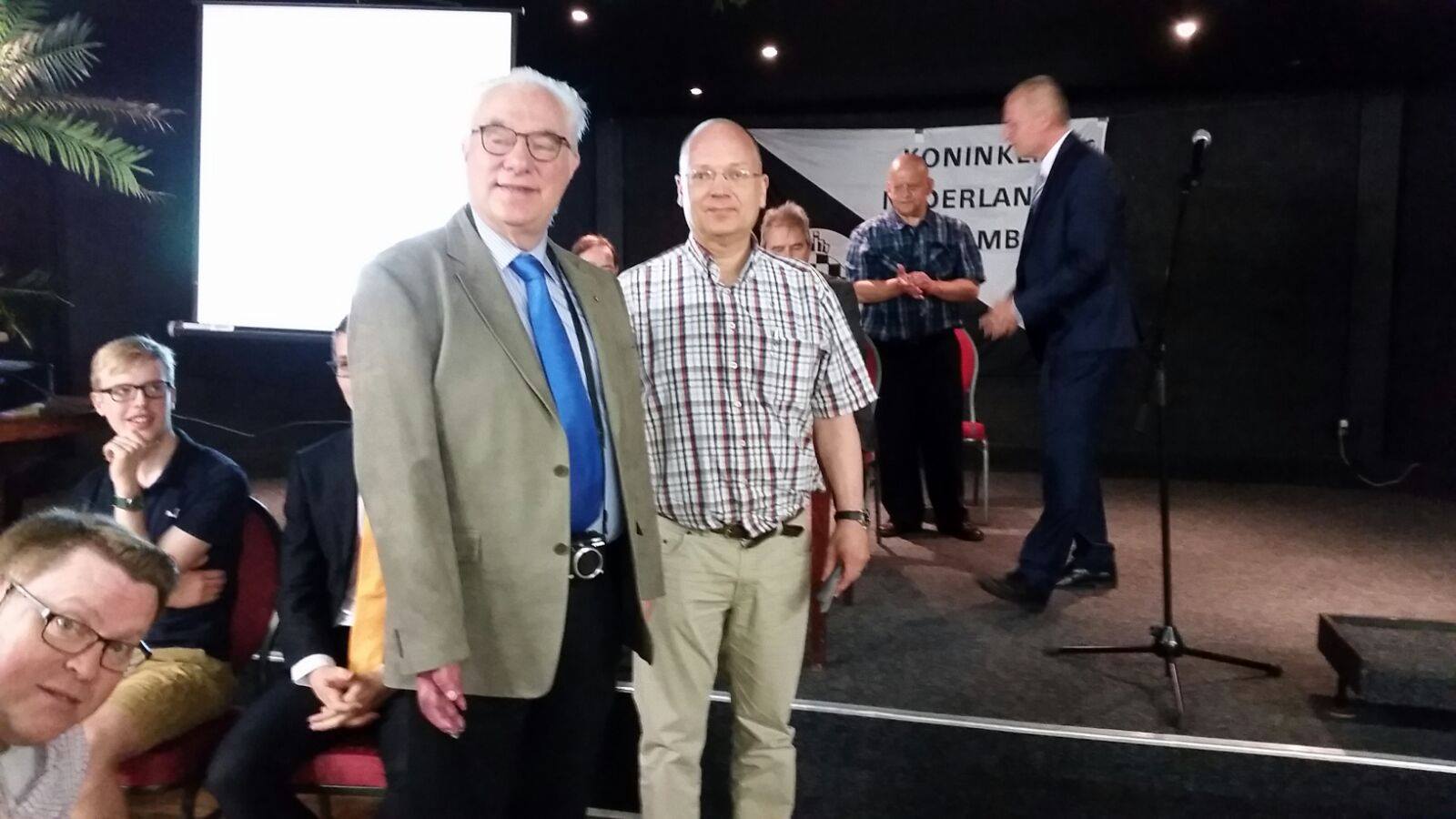 En ook Eddy Zijlstra is inmiddels getooid met speld!