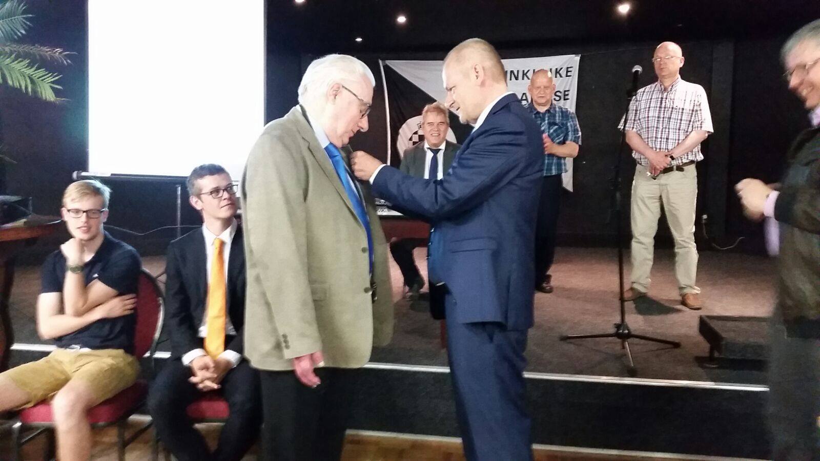 Lei Schepers krijgt het speldje voor zijn 40-jarige lidmaatschap.