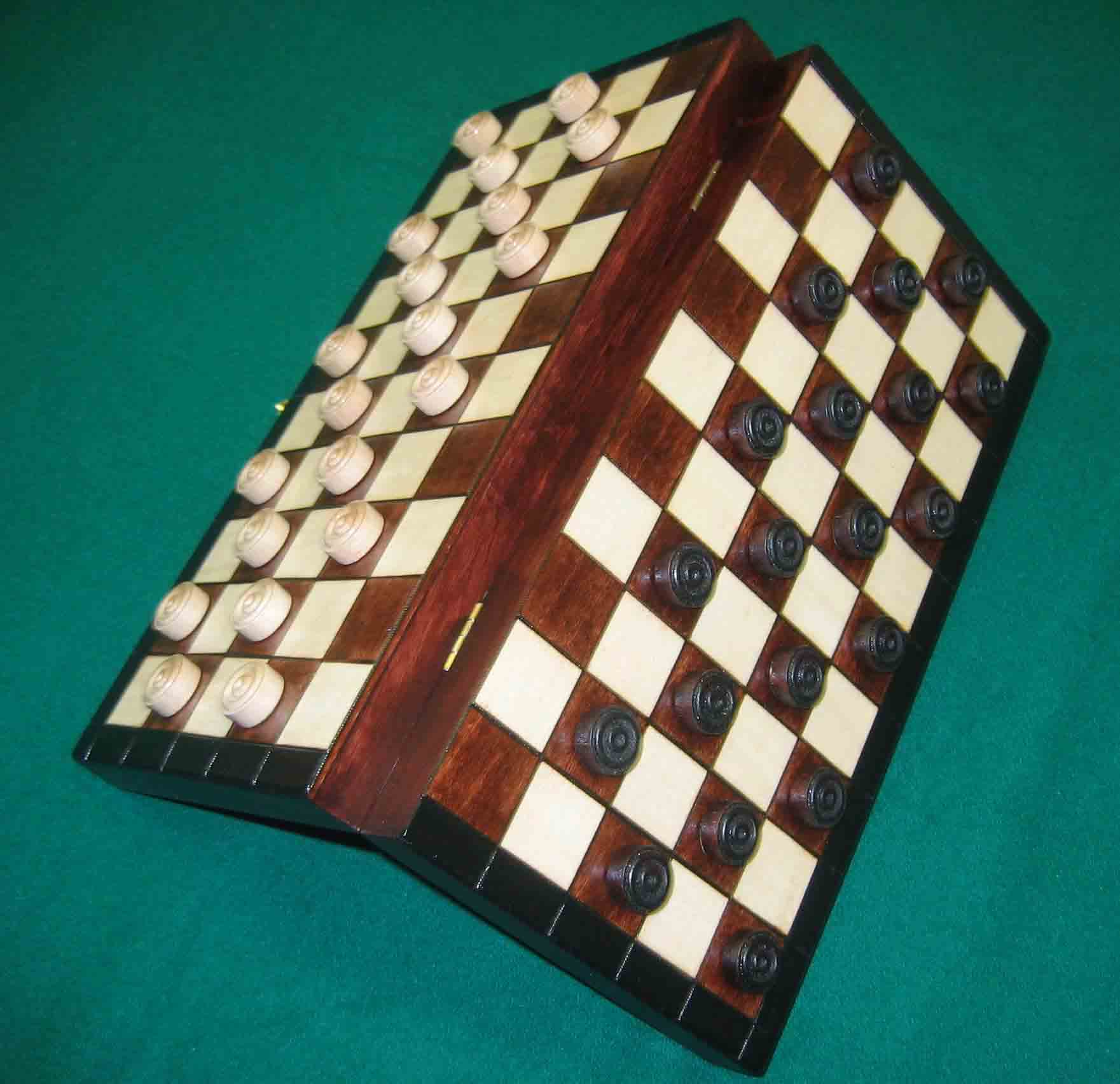 open: 28x28x2 cm. - square 26 mm. - pieces 18 mm.
<br />closed: 28x14x4 cm.